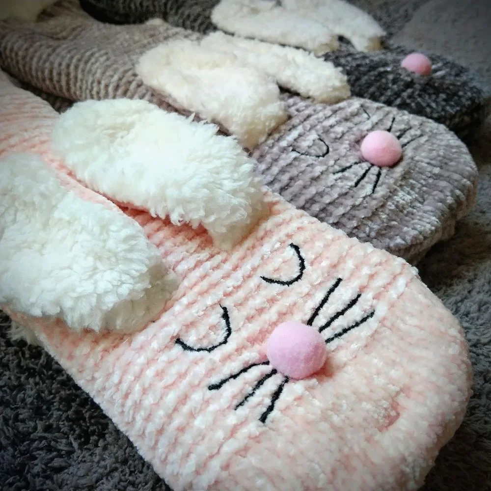🍒NWT🍒 SNOW BUNNY NONSLIP SLIPPER SOCKS